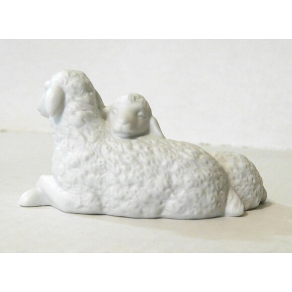 Avon Nativity Collectibles 1983 The Sheep Porcelain Figurine Boxed - Picture 4 of 11